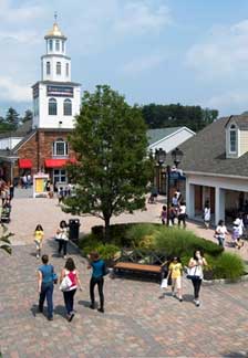 Best Shopping New York: Woodbury Common Premium Outlet Stores Walking Tour  